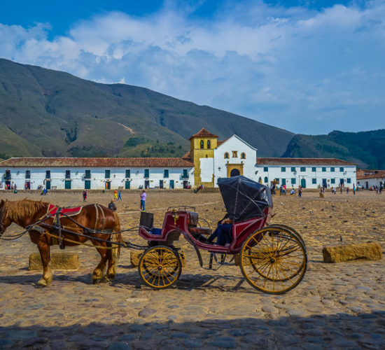 Carroza en frente de la plaza de villa de Leyva. Planes turísticos en Villa de Leyva